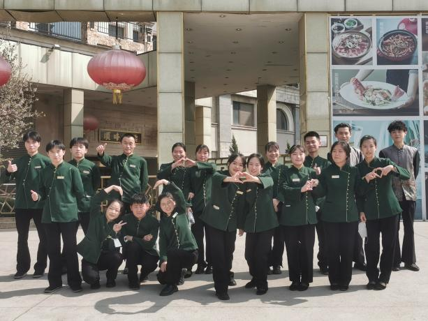 图19：旅游专业学生在中华餐饮名店实习.png